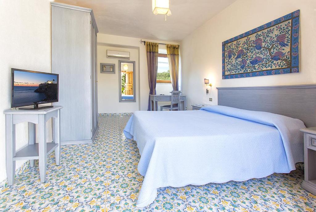 Cama ou camas em um quarto em Hotel La Scogliera