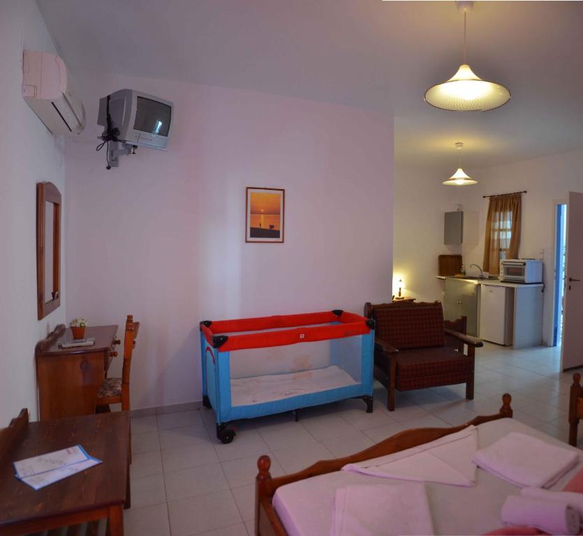 A television and/or entertainment centre at Pension Christina