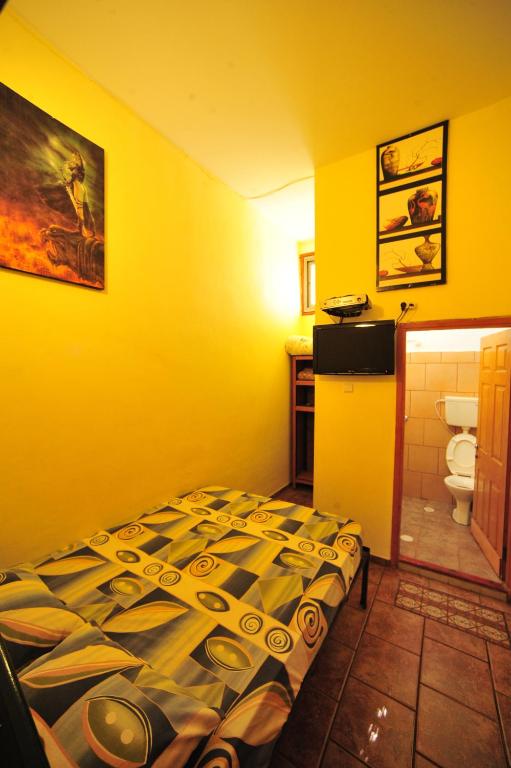 Postel nebo postele na pokoji v ubytování Corinne Hostel