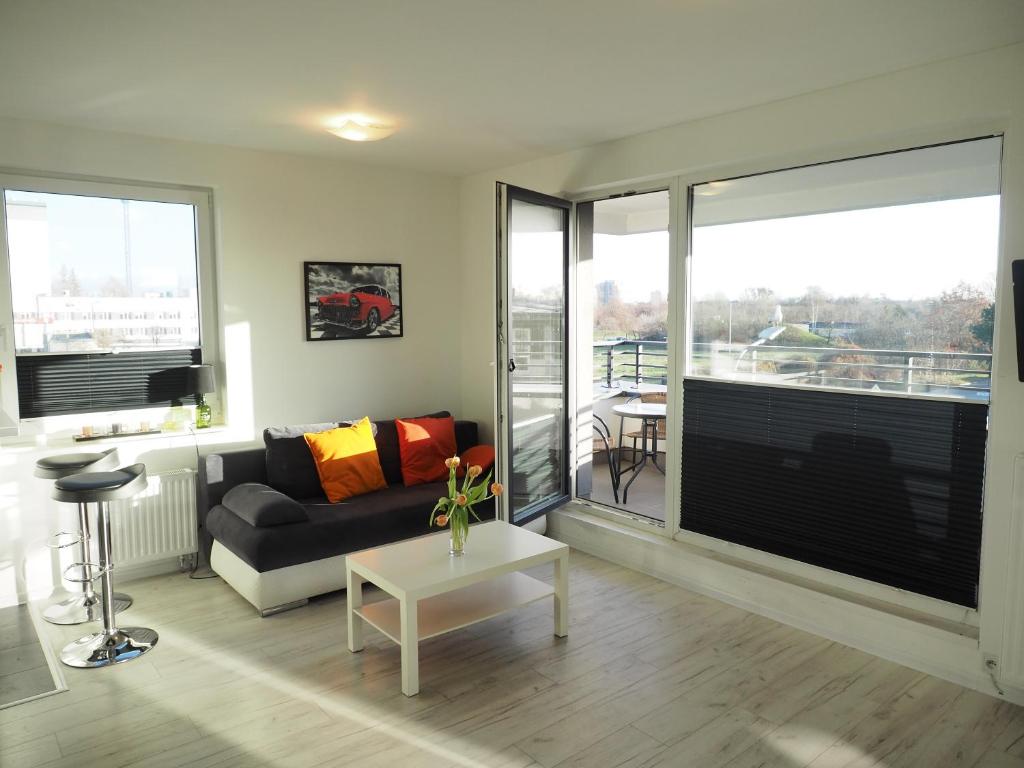 salon z kanapą i dużym oknem w obiekcie Sunshine Rooms w Gdańsku