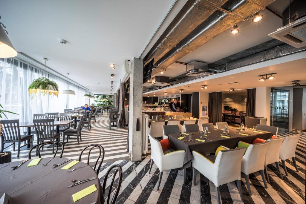 Restorāns vai citas vietas, kur ieturēt maltīti, naktsmītnē Rija VEF Hotel with FREE Parking