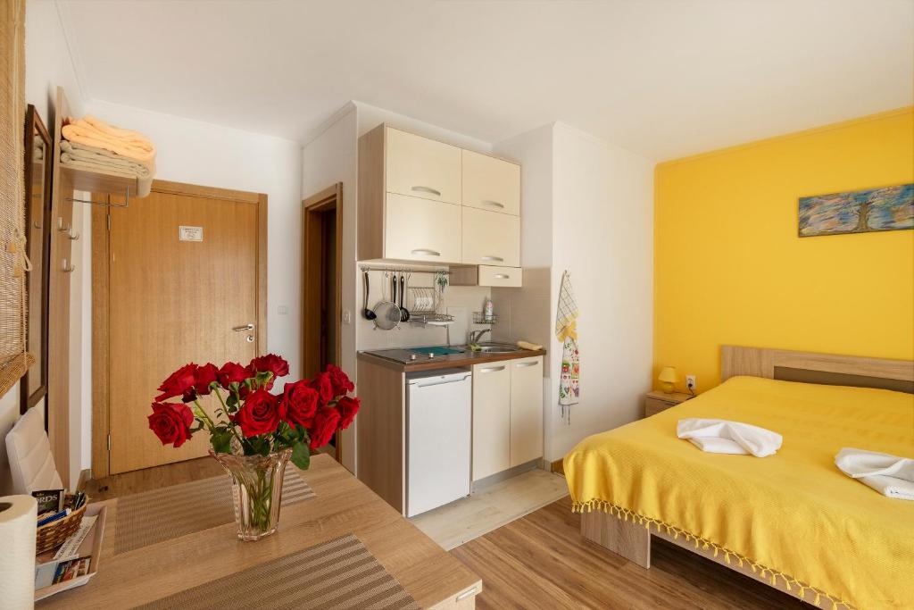 Postel nebo postele na pokoji v ubytování Apartments Viktoria