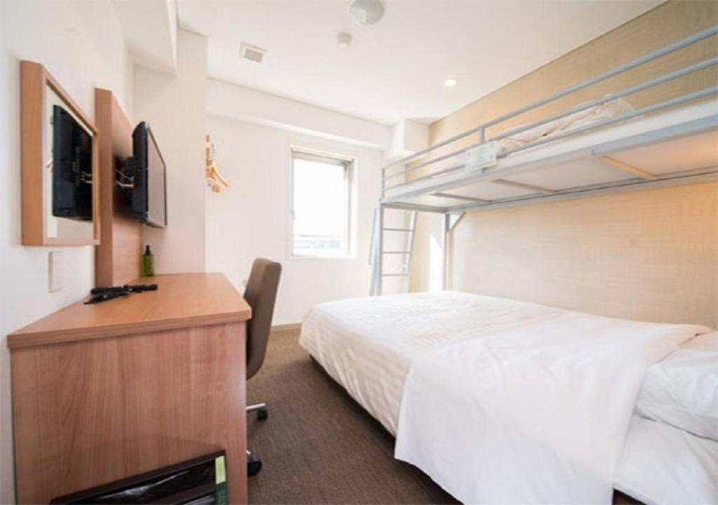 ein Hotelzimmer mit einem Bett und einem TV in der Unterkunft Iwaki - Hotel / Vacation STAY 22988 in Iwaki