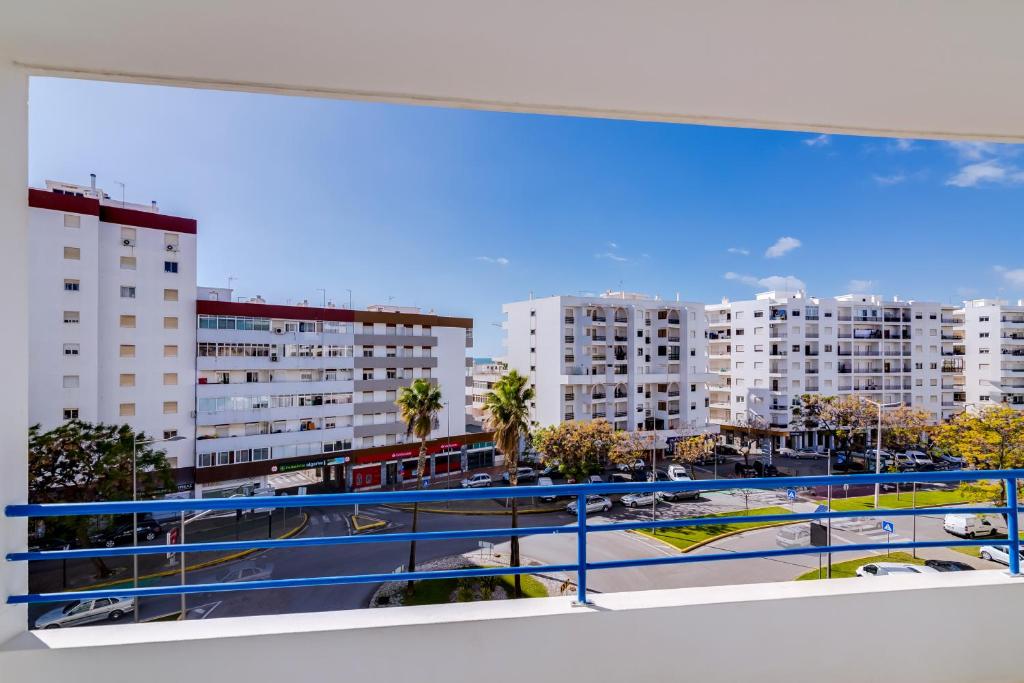 une vue d'une ville depuis un balcon dans l'établissement Rei - Quarteira - 3 min to the beach, à Quarteira