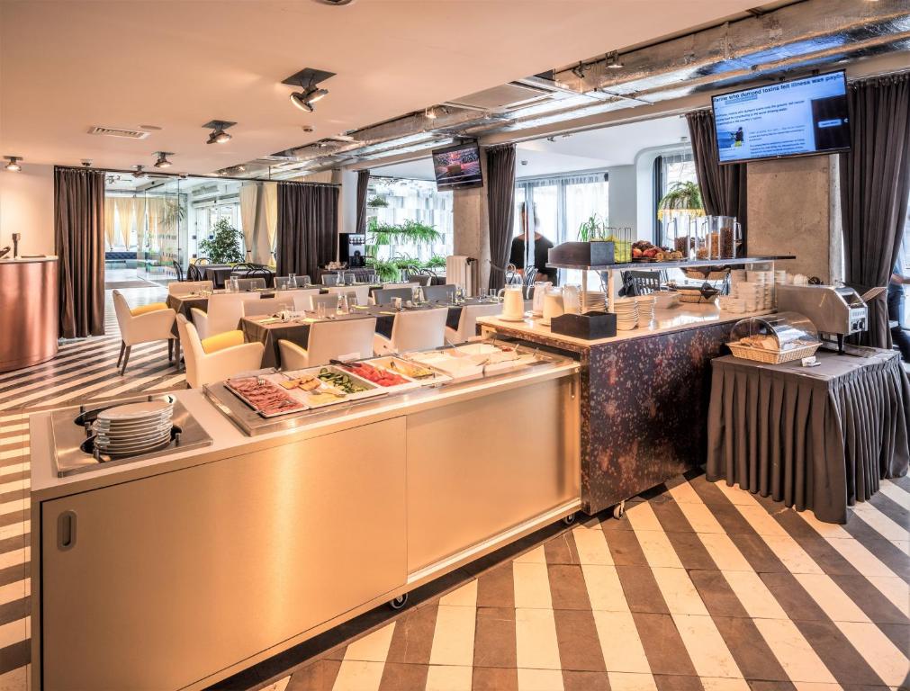 Restorāns vai citas vietas, kur ieturēt maltīti, naktsmītnē Rija VEF Hotel with FREE Parking