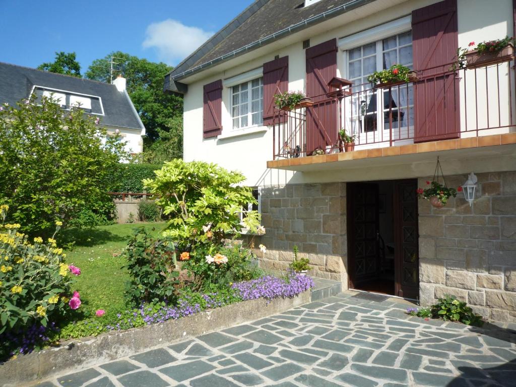 une maison avec une passerelle en briques devant une cour dans l'établissement 6 Rue Des Eglantines, à Saint-Malo