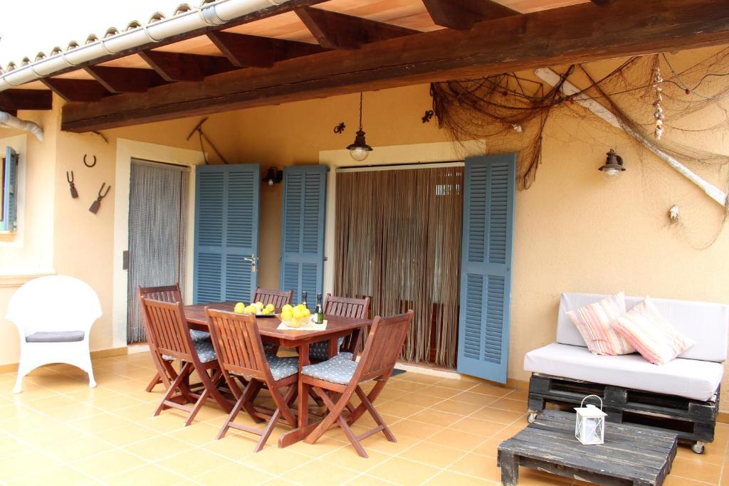 A patio or other outdoor area at Es garballons