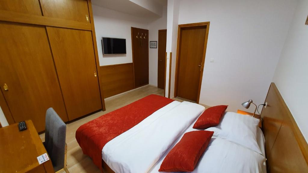 Postel nebo postele na pokoji v ubytování Hotel Zvonimir