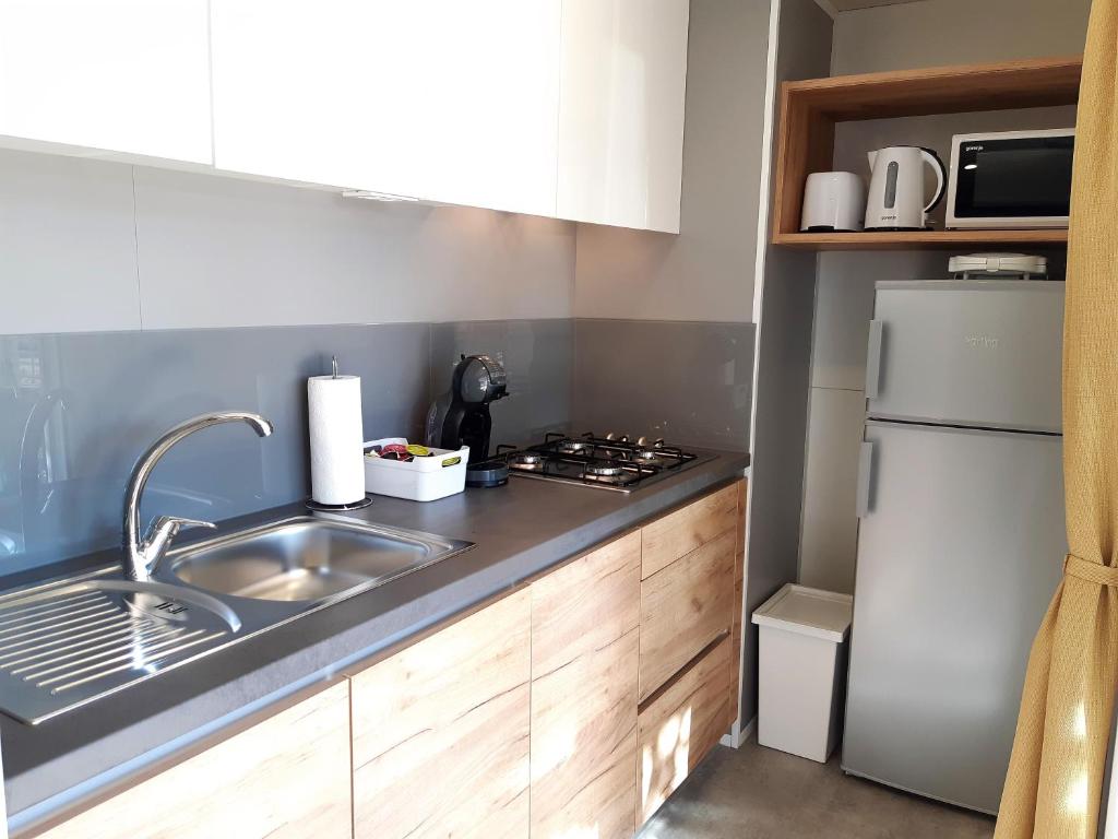 Kuchyňa alebo kuchynka v ubytovaní OTIUM mobile homes