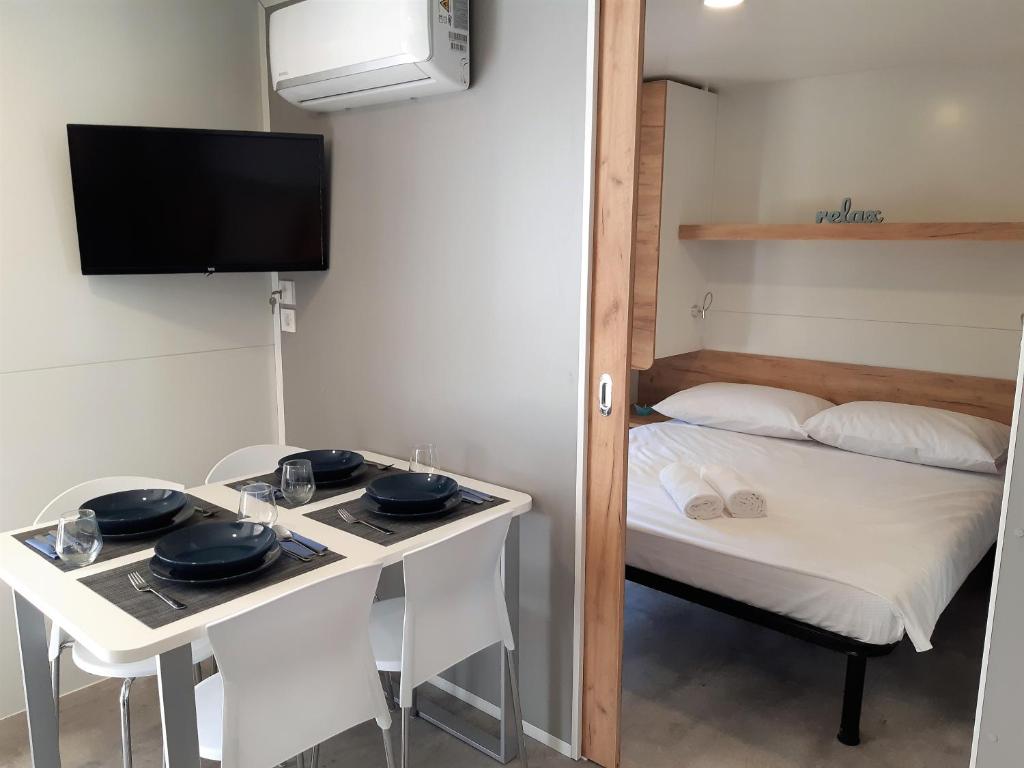 Posteľ alebo postele v izbe v ubytovaní OTIUM mobile homes
