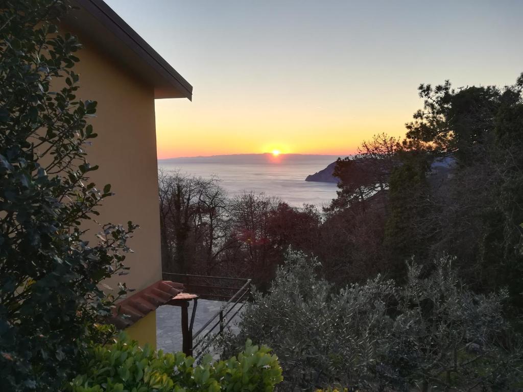 una vista di un tramonto da una casa di I TRE GRAPPOLI a Corniglia
