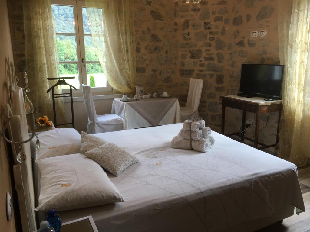 ein Schlafzimmer mit einem Bett, auf dem ein Teddybär liegt in der Unterkunft B&B Big Sur in Gardone Riviera