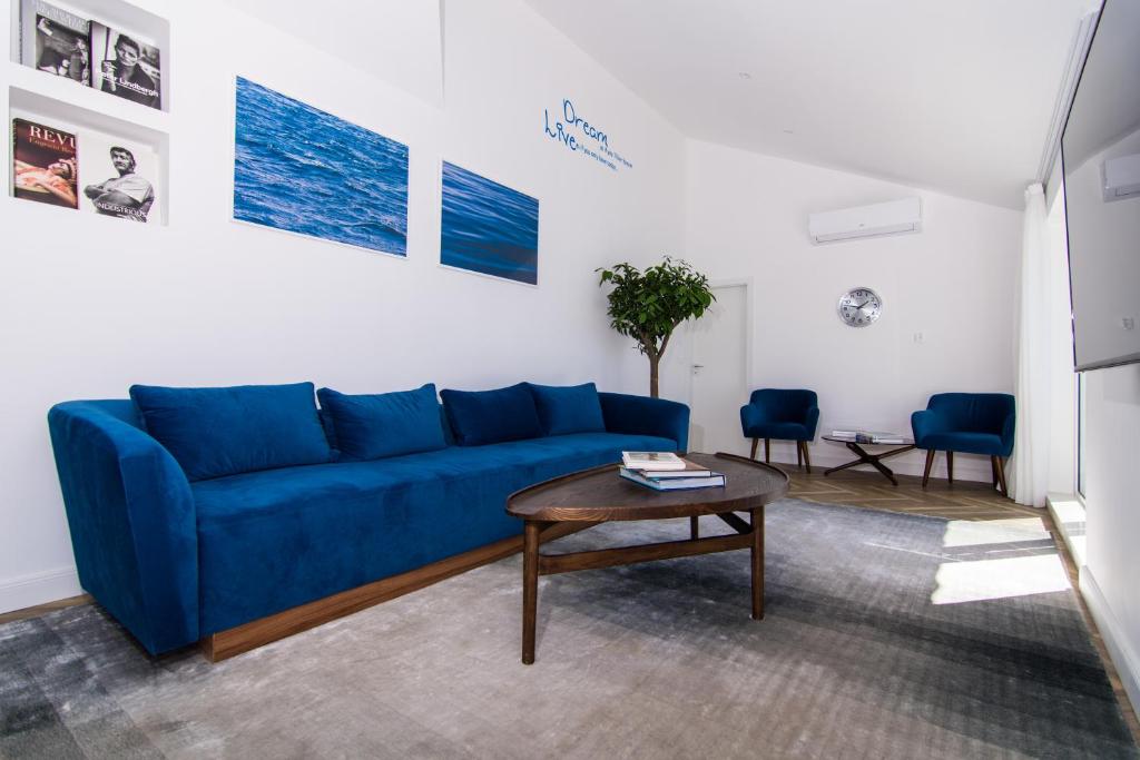 Posedenie v ubytovaní Seafront Luxury Apartments Fun