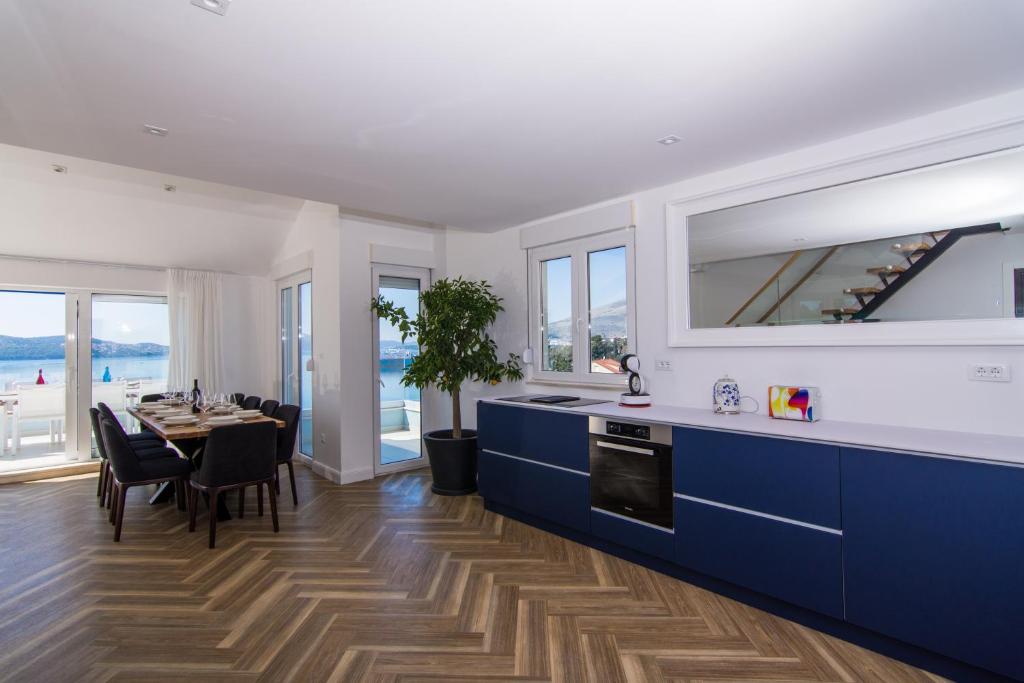 Kuchyňa alebo kuchynka v ubytovaní Seafront Luxury Apartments Fun