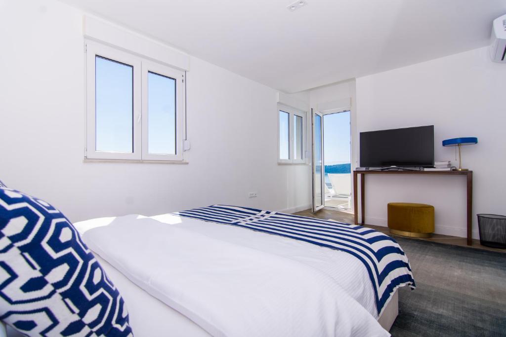 Posteľ alebo postele v izbe v ubytovaní Seafront Luxury Apartments Fun