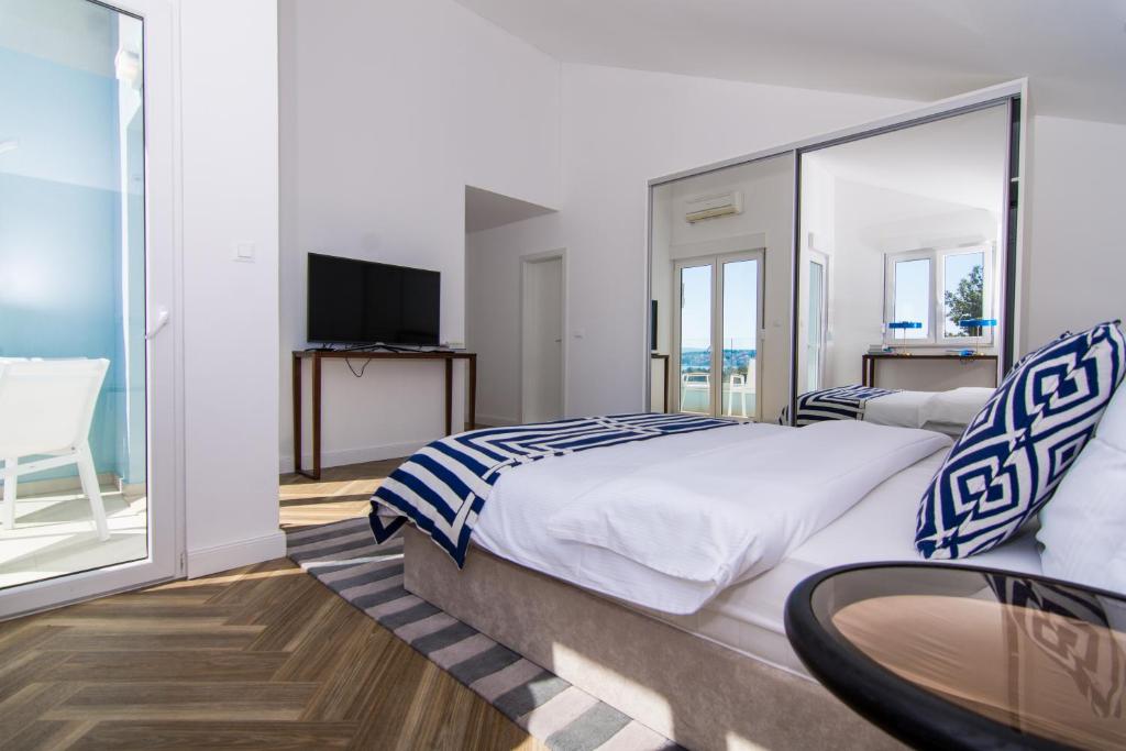 Posteľ alebo postele v izbe v ubytovaní Seafront Luxury Apartments Fun