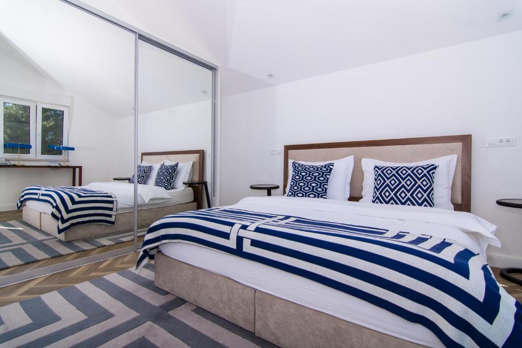 Posteľ alebo postele v izbe v ubytovaní Seafront Luxury Apartments Fun