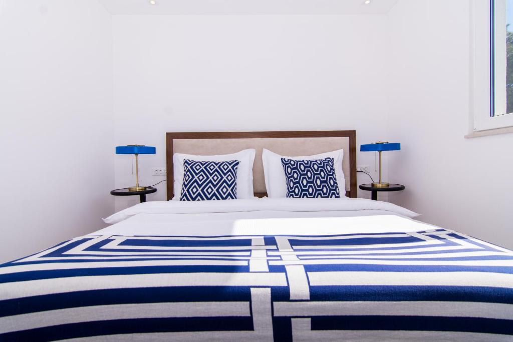 Posteľ alebo postele v izbe v ubytovaní Seafront Luxury Apartments Fun