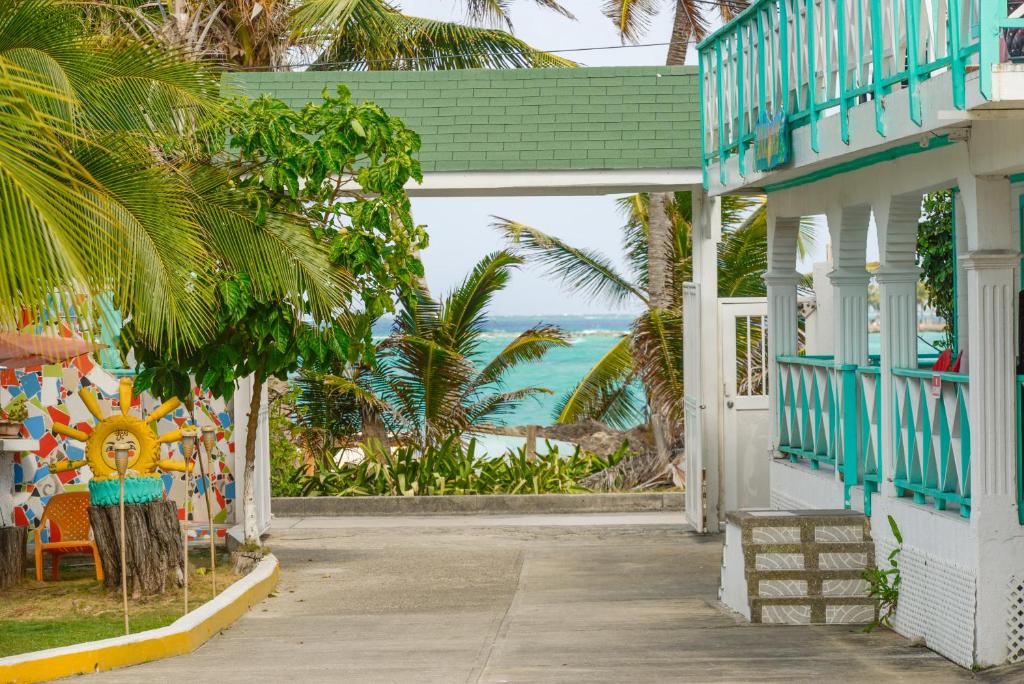 Casa azul y blanca con vistas al océano en Villa Sunny Days, en San Andrés