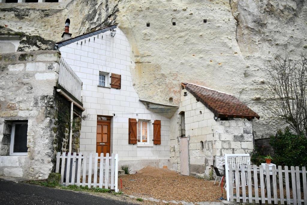 ブレにあるLes Gîtes des Châteaux, gîtes troglodytiquesの白い塀のある古い白い家