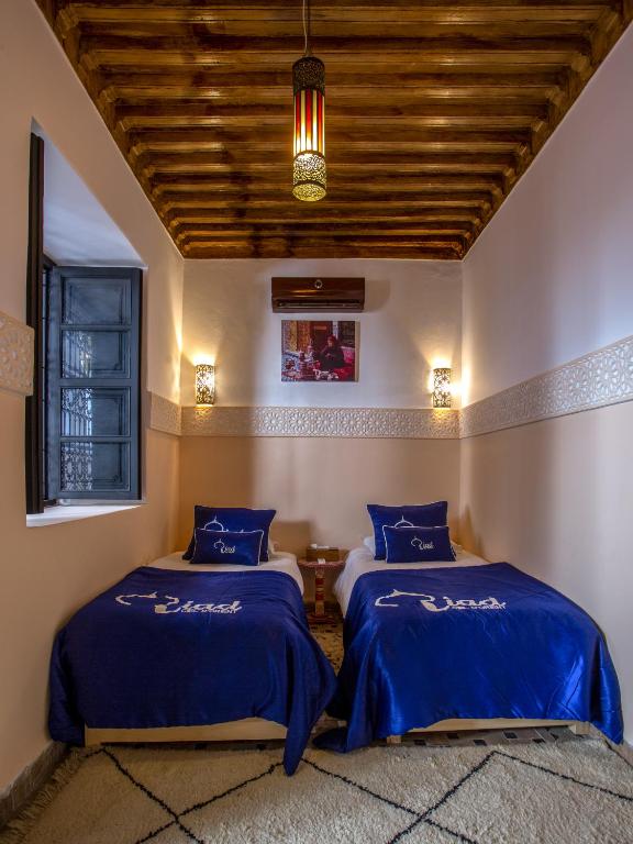 Un pat sau paturi într-o cameră la Riad Ciel d'Orient