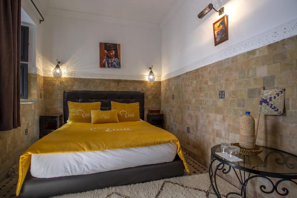 Un pat sau paturi într-o cameră la Riad Ciel d'Orient
