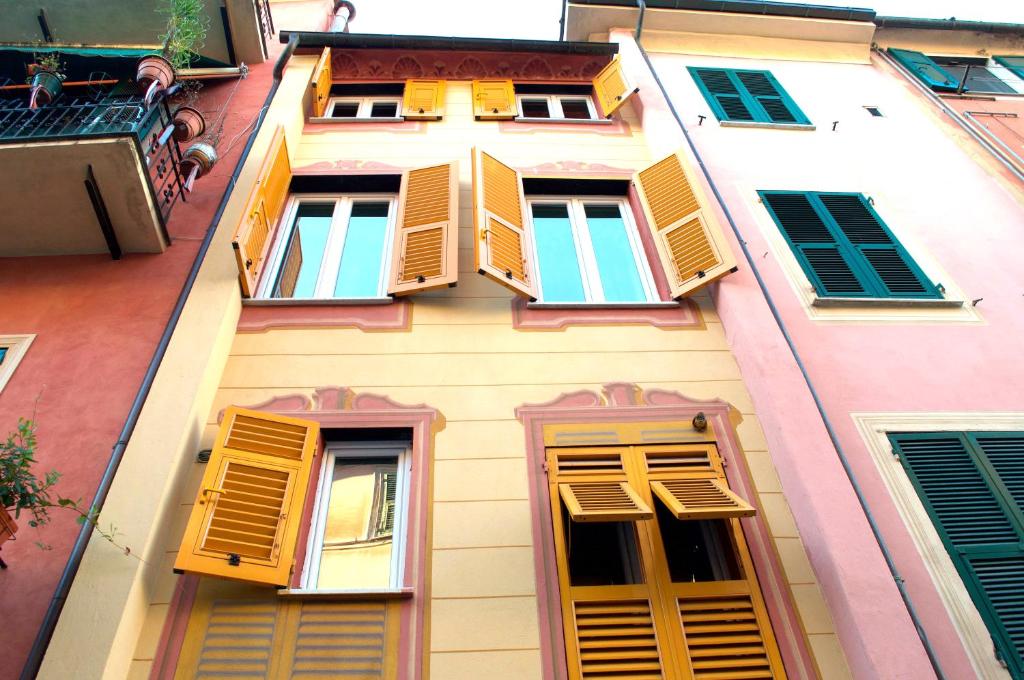 budynek z kolorowymi oknami i okiennicami w obiekcie Giramondo w Rapallo