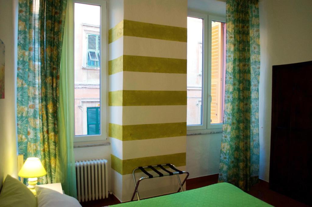Łóżko lub łóżka w pokoju w obiekcie Giramondo