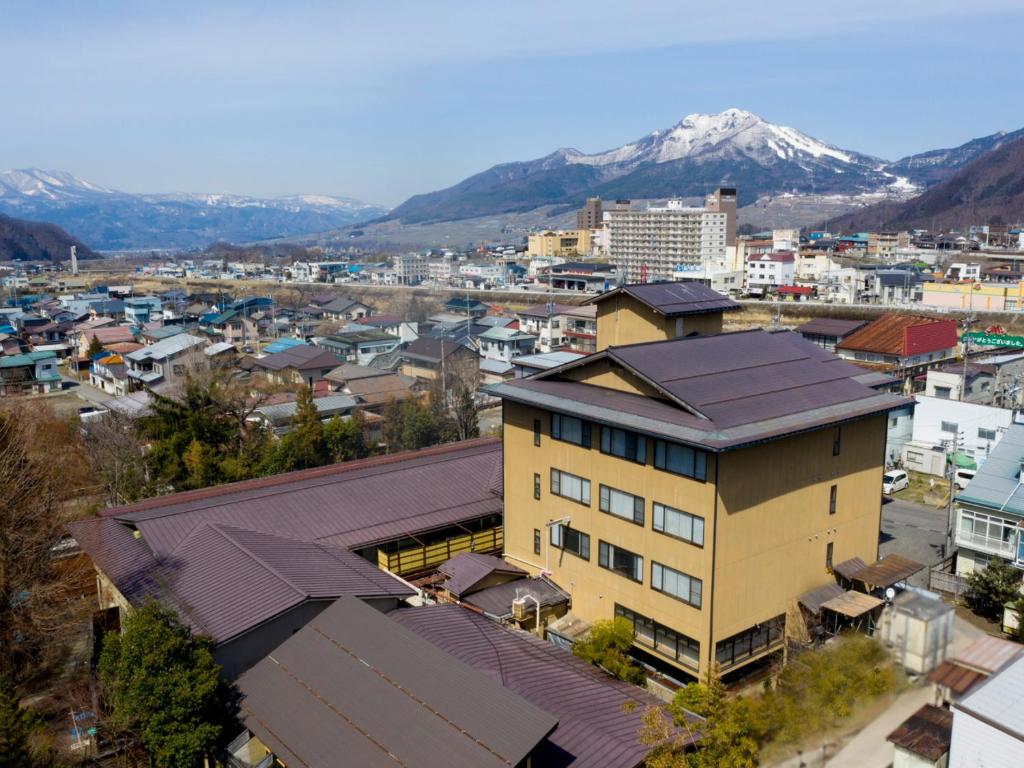山ノ内町にあるホテル豊生の建物と山々を背景にした都市