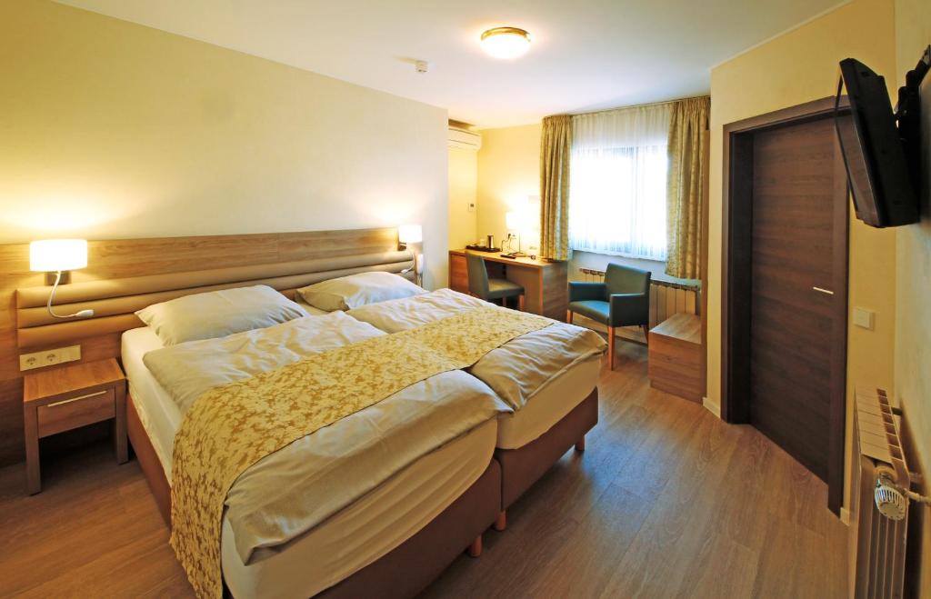 Postel nebo postele na pokoji v ubytování Hotel Saint Fiacre