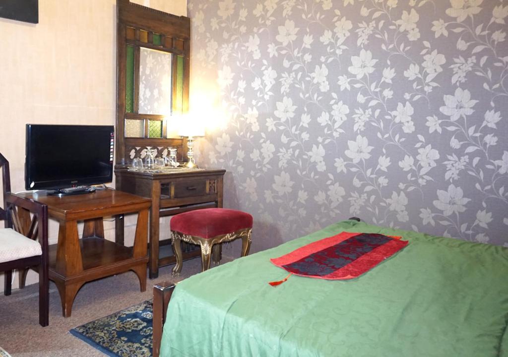 Televiisor ja/või meelelahutuskeskus majutusasutuses Badjoeri Ethnic Wooden Homestay