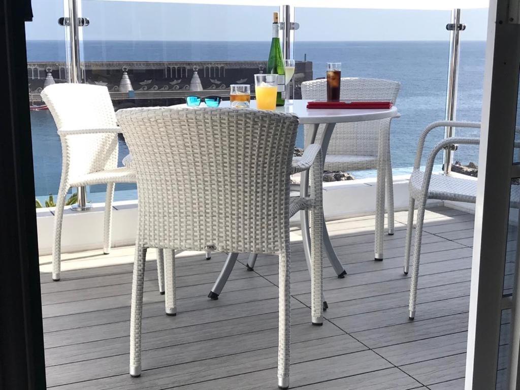un tavolo e sedie su un balcone con vista sull'oceano di Mar de las Calmas a La Restinga