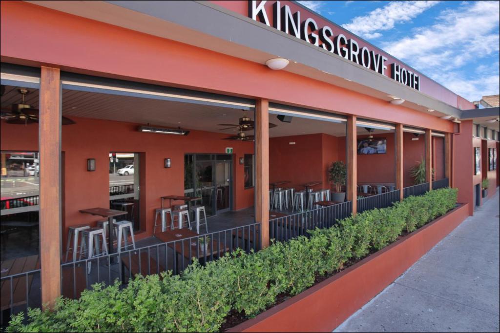 un fast food con tavoli e sedie sulla facciata di Kingsgrove Hotel a Sydney