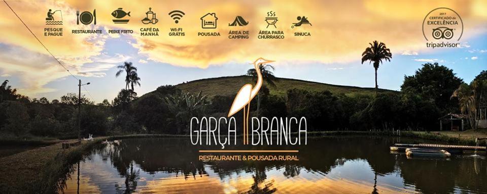 une affiche d'un oiseau debout dans un étang dans l'établissement Garça Branca, à São Roque de Minas