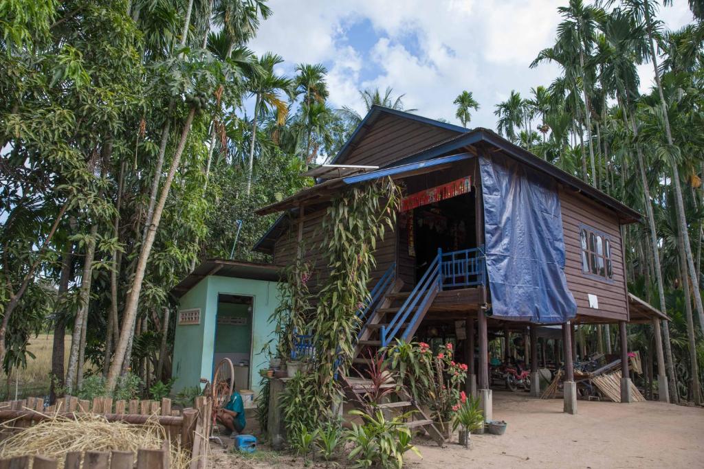 Phumĭ Trach Pôk (2)的住宿－Chansor Community Homestay 20，森林中间的小房子