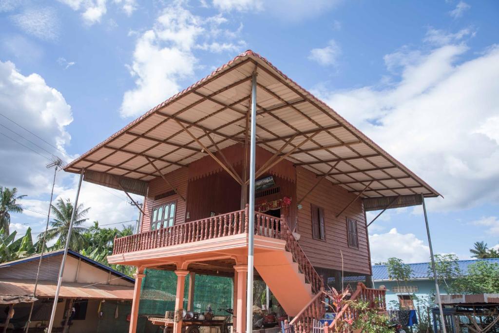 una casa con techo de gambrel en Chansor Community Homestay 12, en Siem Reap