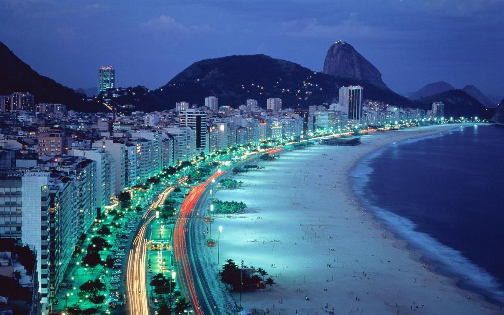 - Vistas a la playa por la noche con luces de la calle en COPA 4 QUARTOS ENTRE PRAIA E METRÔ m, en Río de Janeiro