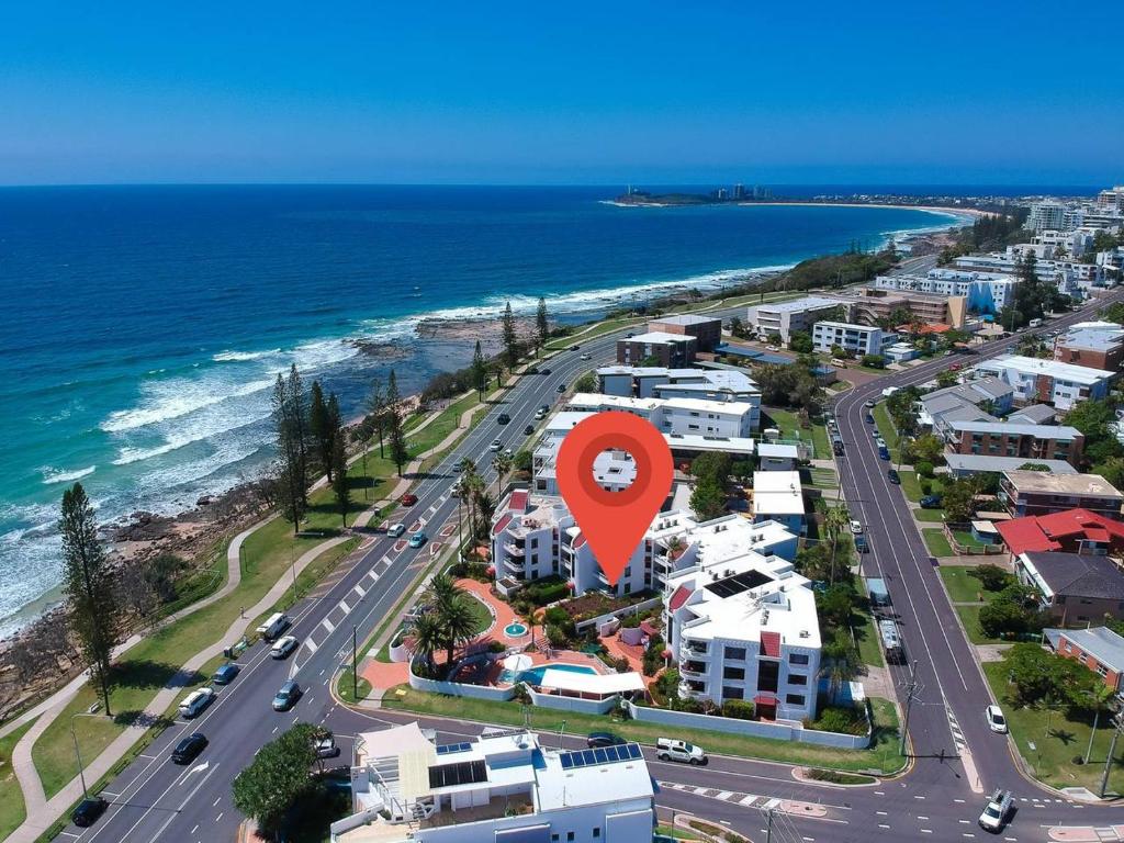uma vista aérea de uma praia com um marcador vermelho em 2 Bedroom Ocean View - Alexandria Apartments -Alexandra Headland em Maroochydore