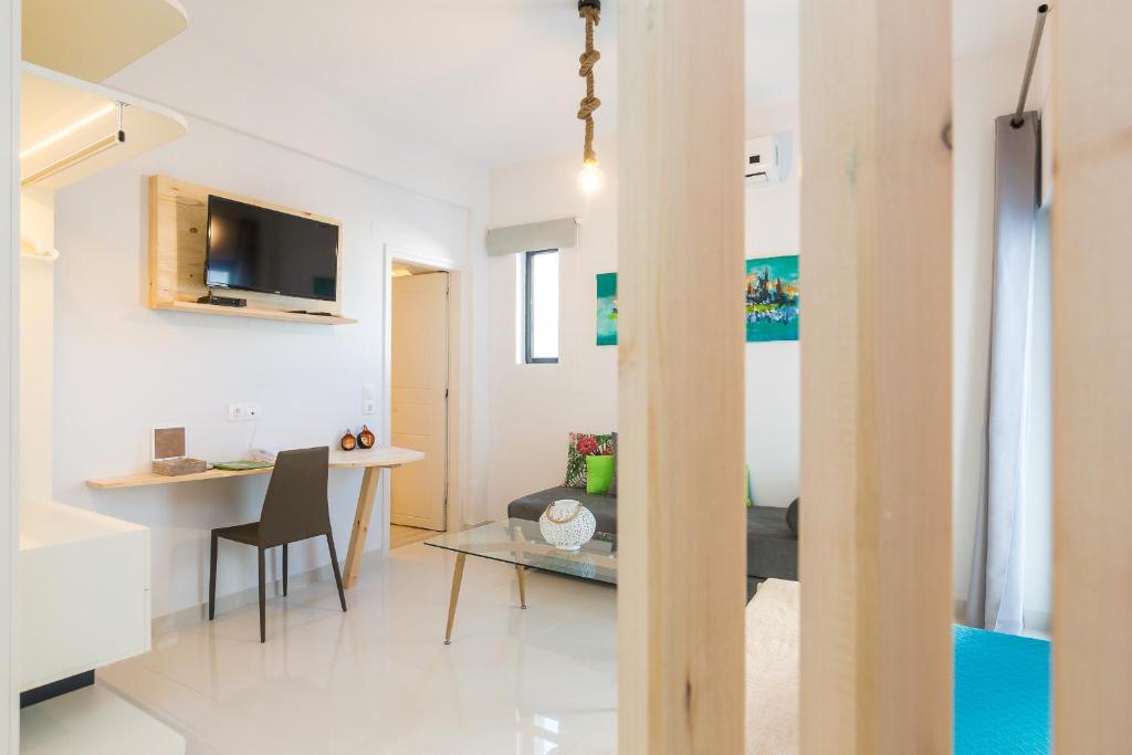 Televízia a/alebo spoločenská miestnosť v ubytovaní Rethymno Hills Apartments