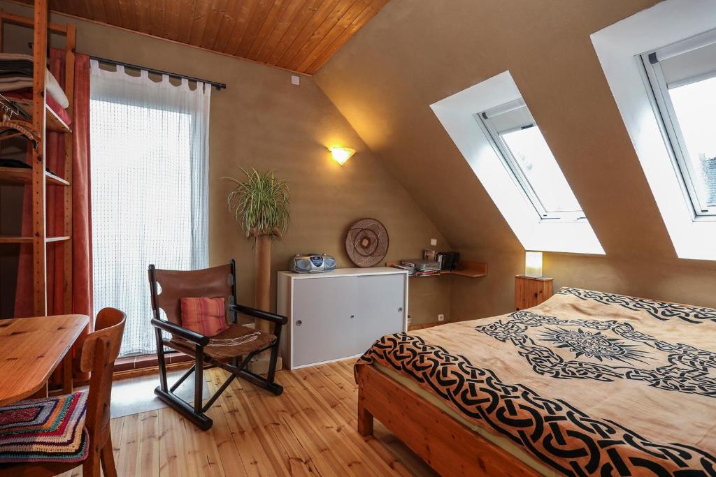ベルリンにあるNice room in green Pankow districtのベッドルーム1室(ベッド1台、テーブル、窓付)