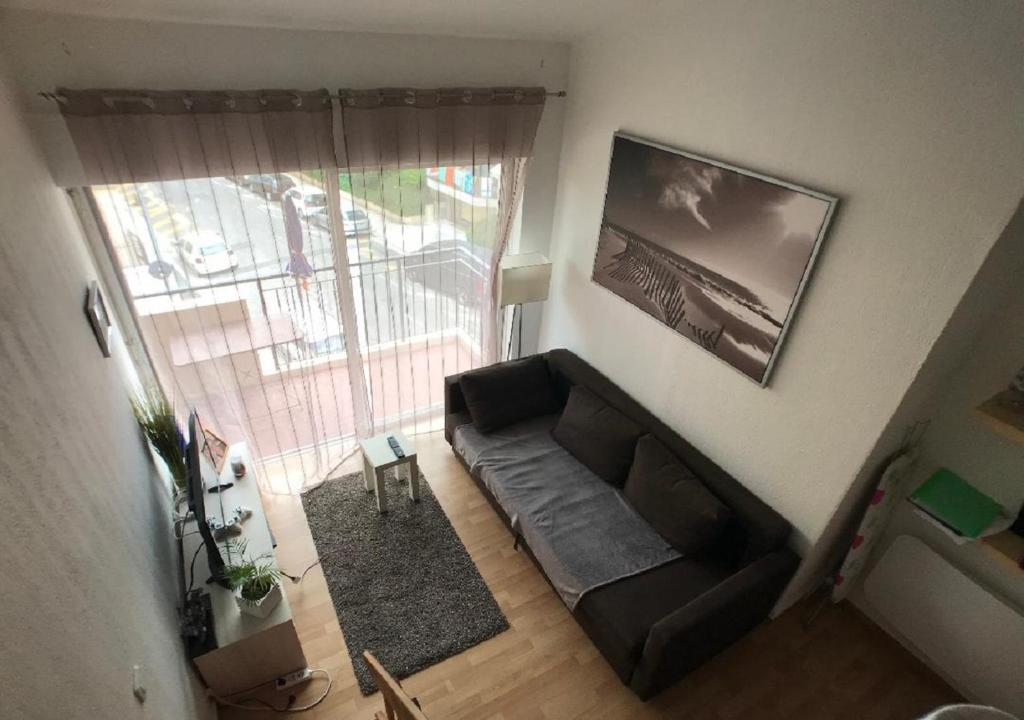 un salon avec un canapé et une grande fenêtre dans l'établissement VILLA GEORGIA, à Nice