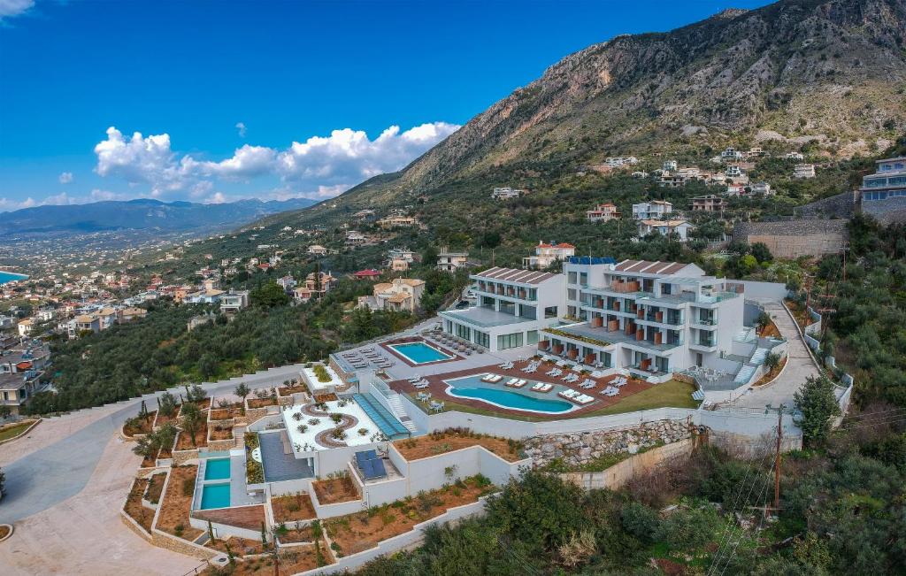 una vista aérea de un complejo con una montaña en Messinian Icon Hotel & Suites, en Kalamata