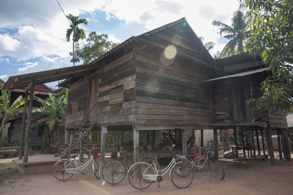 un grupo de bicicletas estacionadas frente a un edificio en Chansor Community Homestay 8 en Phumĭ Trach Pôk (2)