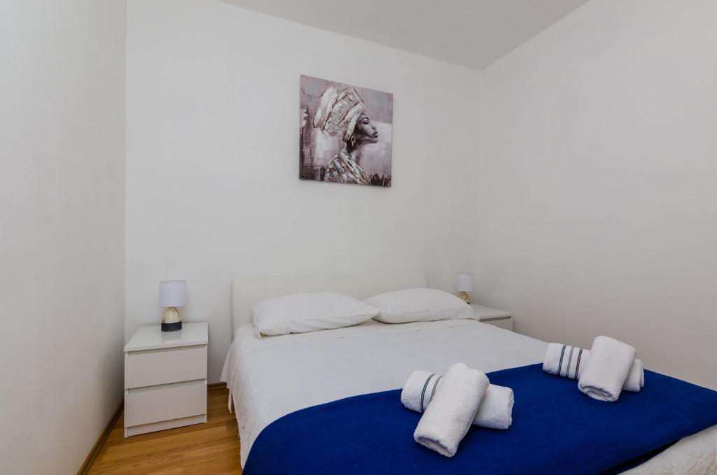 Postel nebo postele na pokoji v ubytování Apartments Lorena Mljet