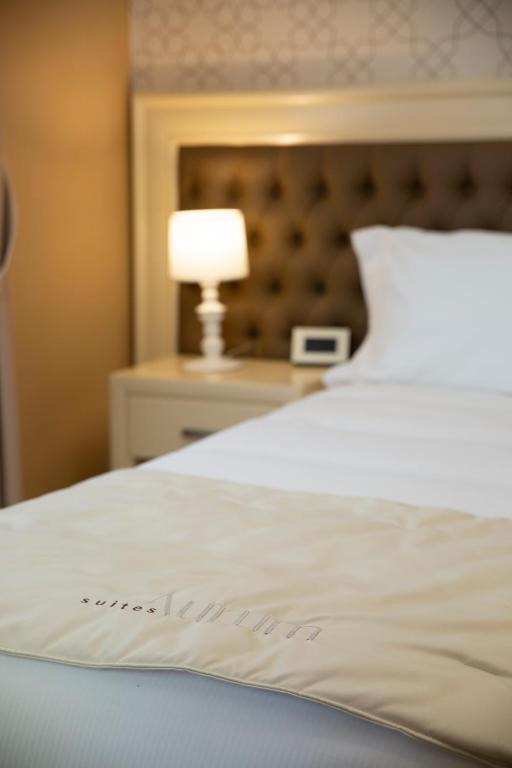 Postel nebo postele na pokoji v ubytování Aurum Suites
