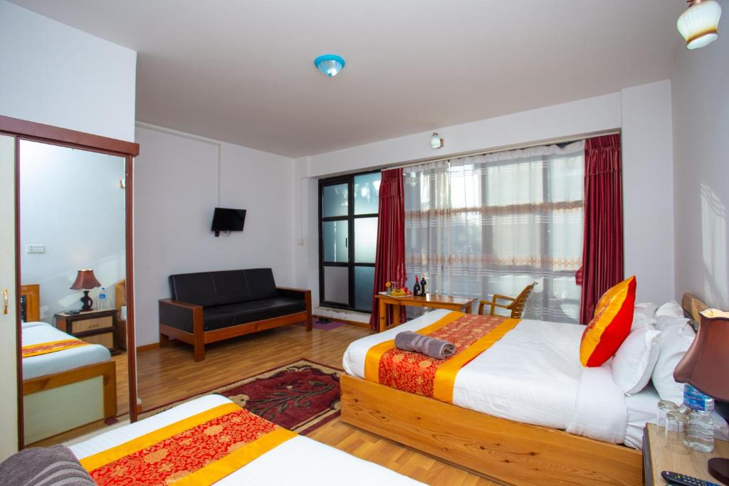 Postel nebo postele na pokoji v ubytování The Boudha Inn