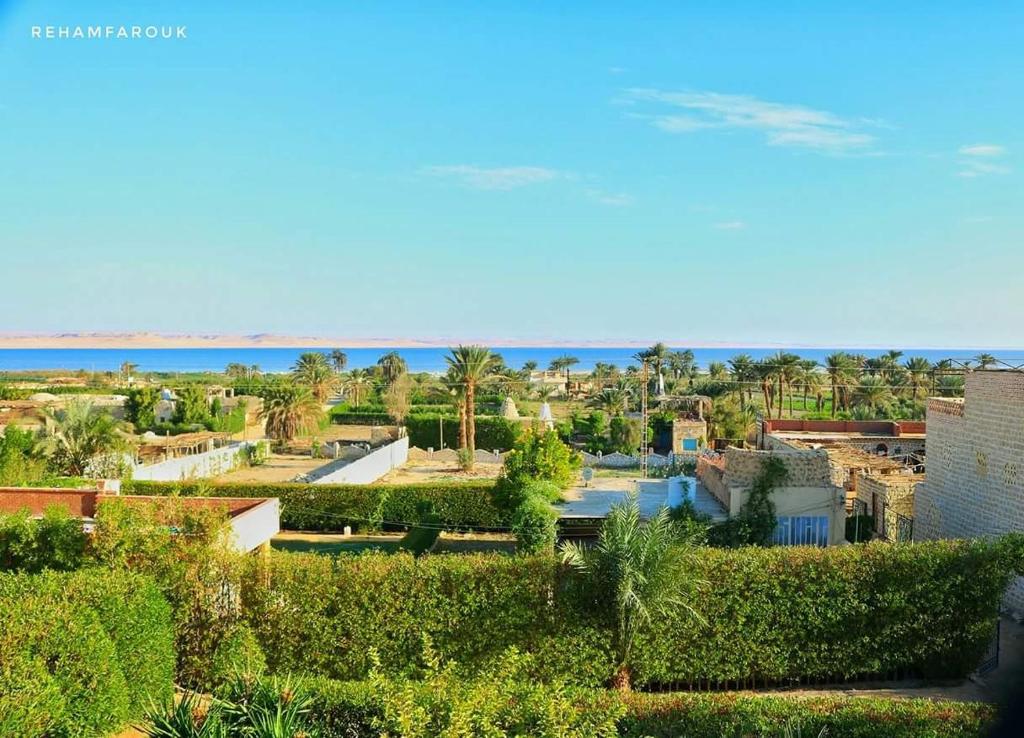 een uitzicht op een resort met de oceaan op de achtergrond bij villa tunis village in ‘Izbat an Nāmūs