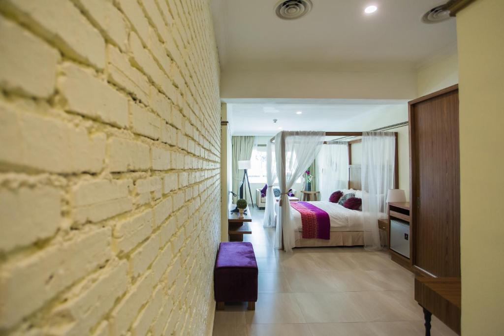 Postel nebo postele na pokoji v ubytování Aava Malacca Hotel