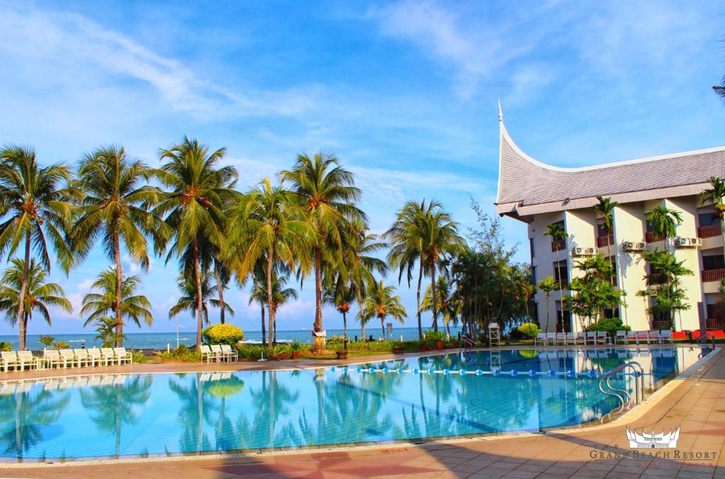 Bazén v ubytování The Grand Beach Resort Port Dickson nebo v jeho okolí