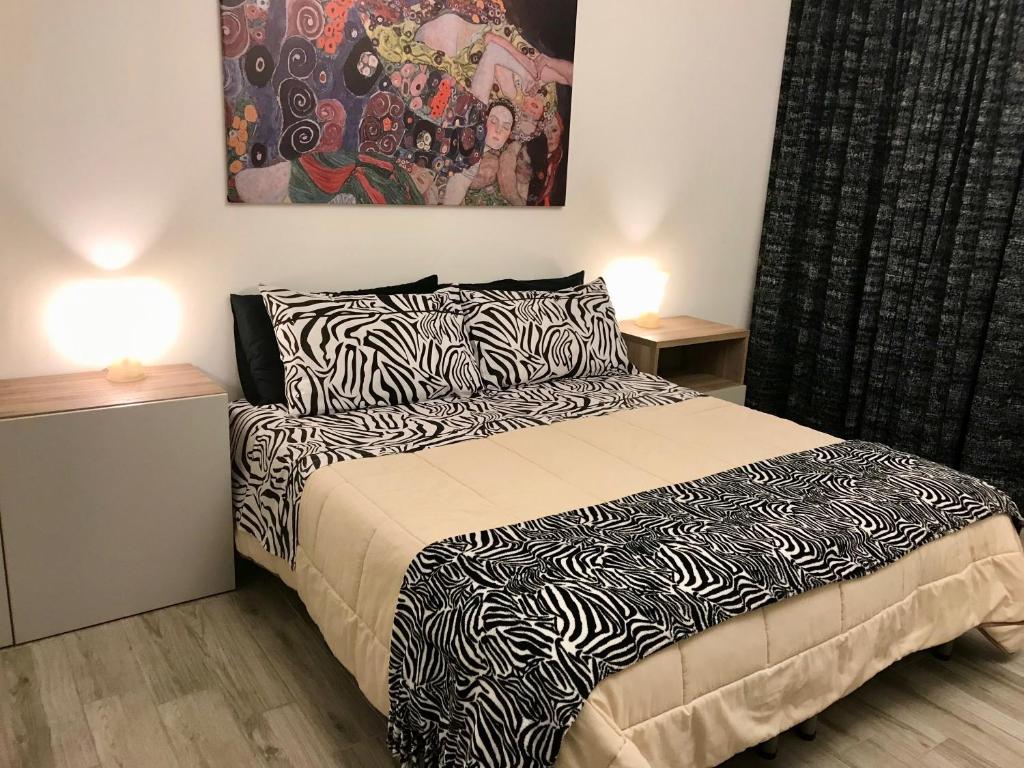 サロンノにあるCinqueSensiのベッドルーム(白黒のベッド1台、ランプ2つ付)